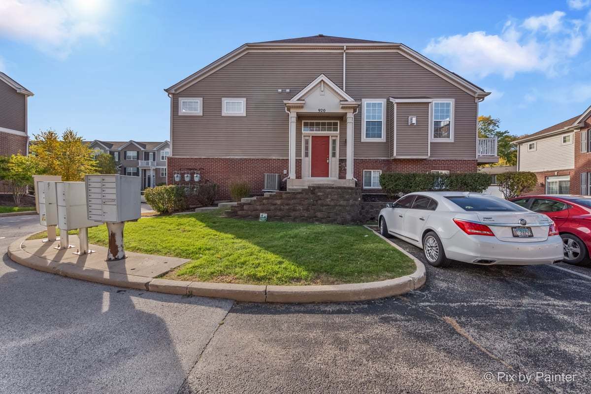 920 Charlton Lane #920, Naperville, IL 60563