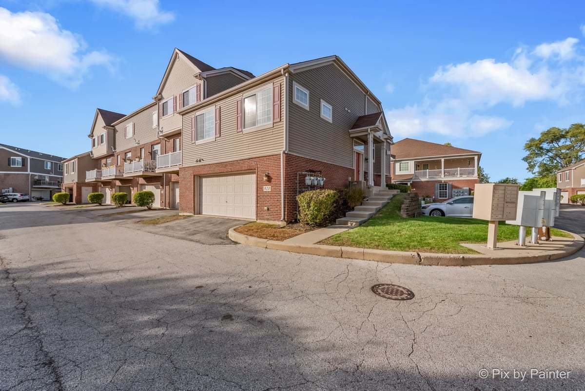 920 Charlton Lane #920, Naperville, IL 60563