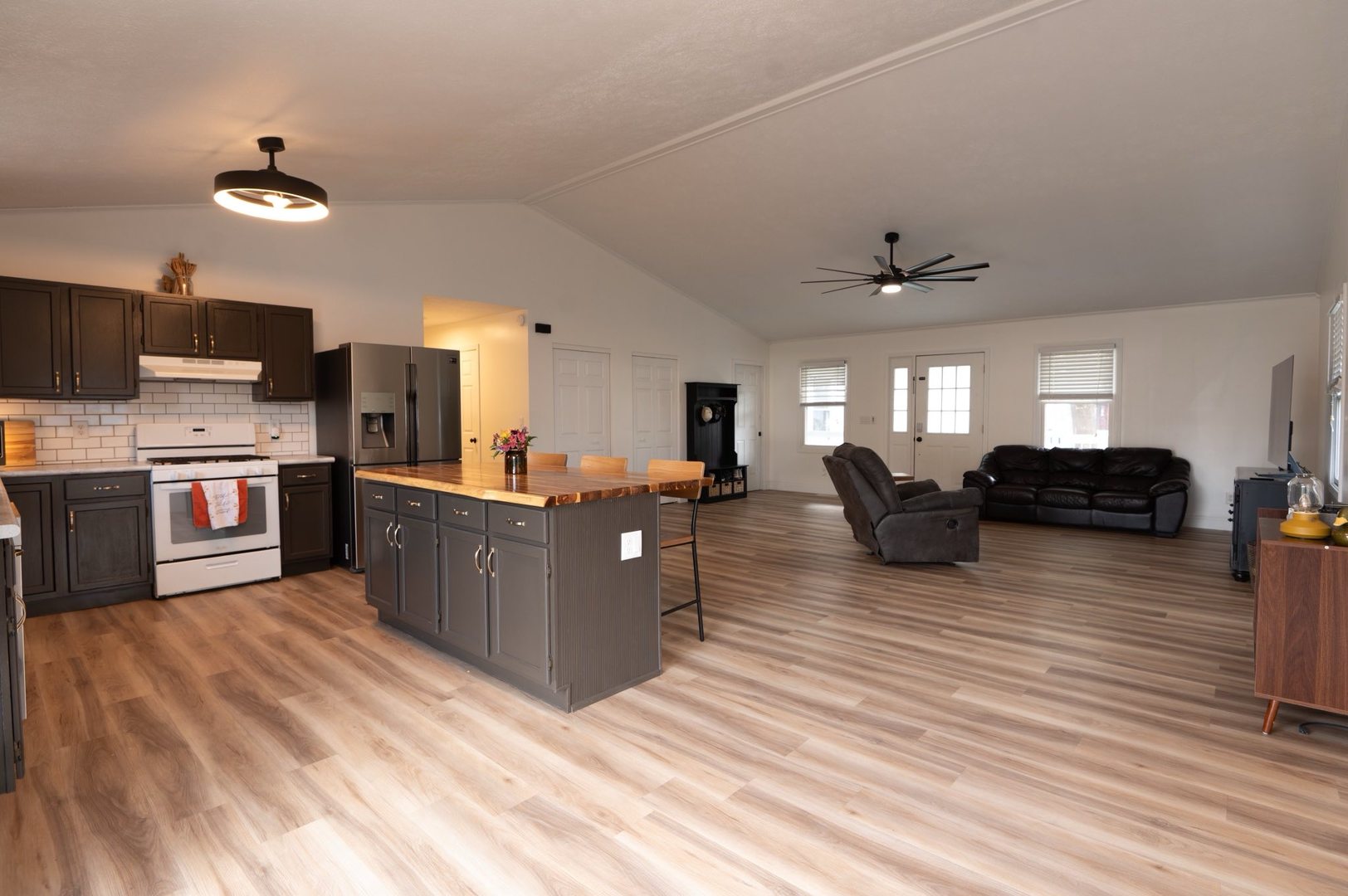 155 E Clay Street, El Paso, IL 61738