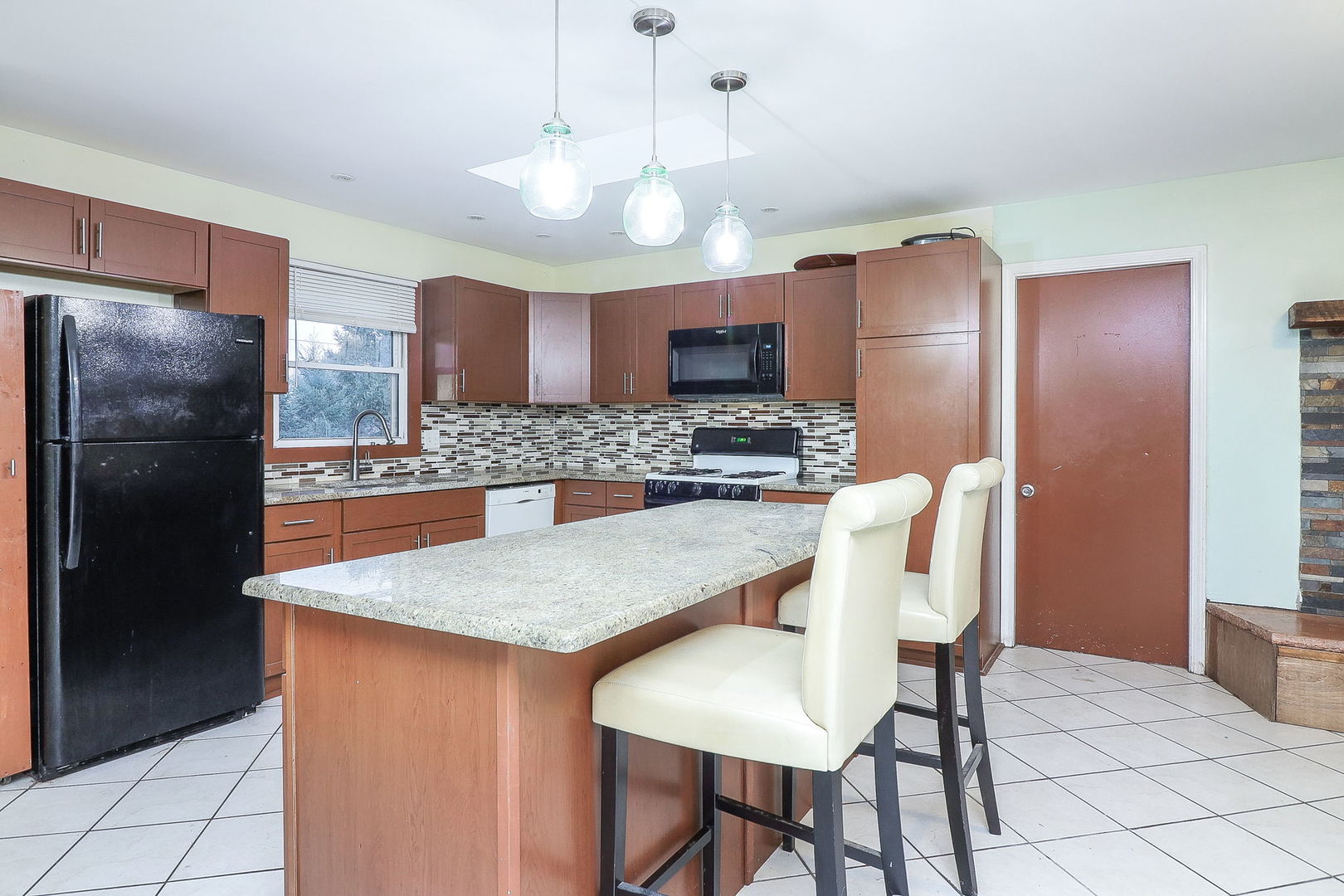4 AMY Drive, Oswego, IL 60543