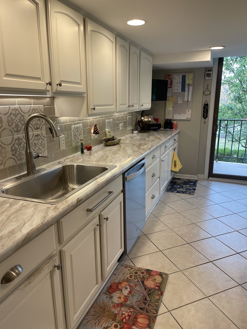 2 S Atrium Way #203, Elmhurst, IL 60126