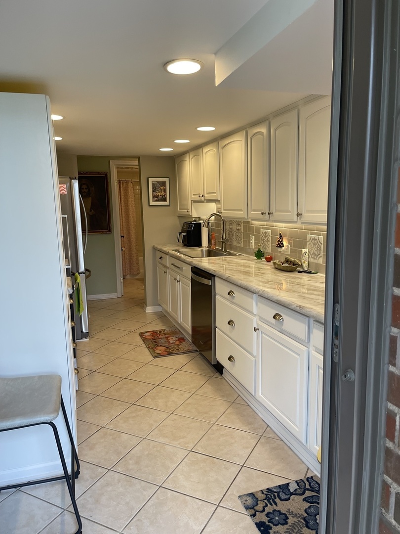 2 S Atrium Way #203, Elmhurst, IL 60126