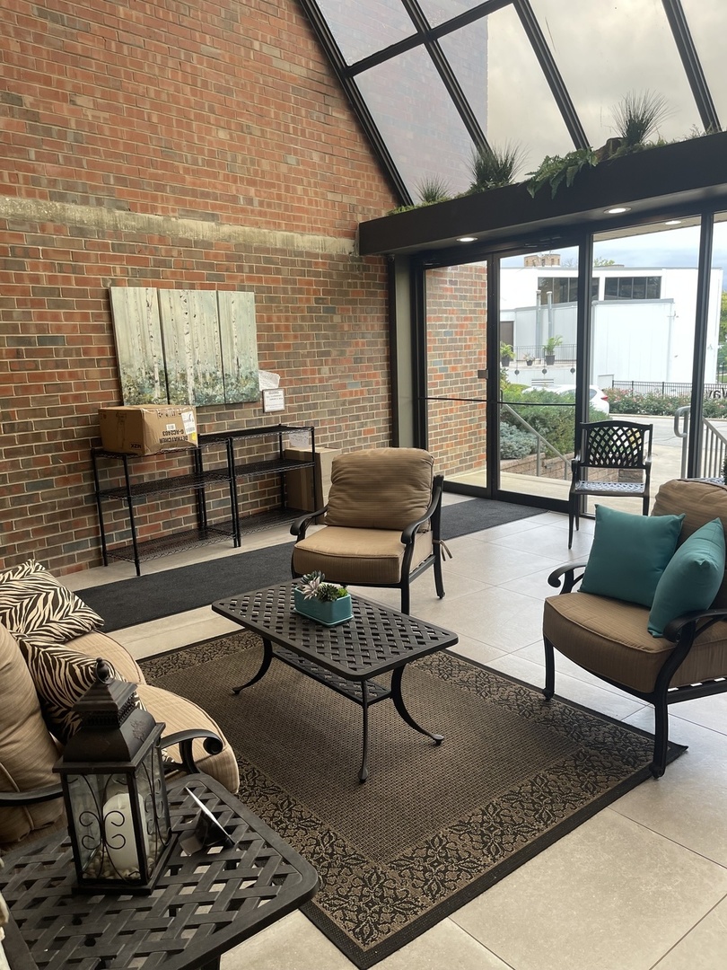 2 S Atrium Way #203, Elmhurst, IL 60126