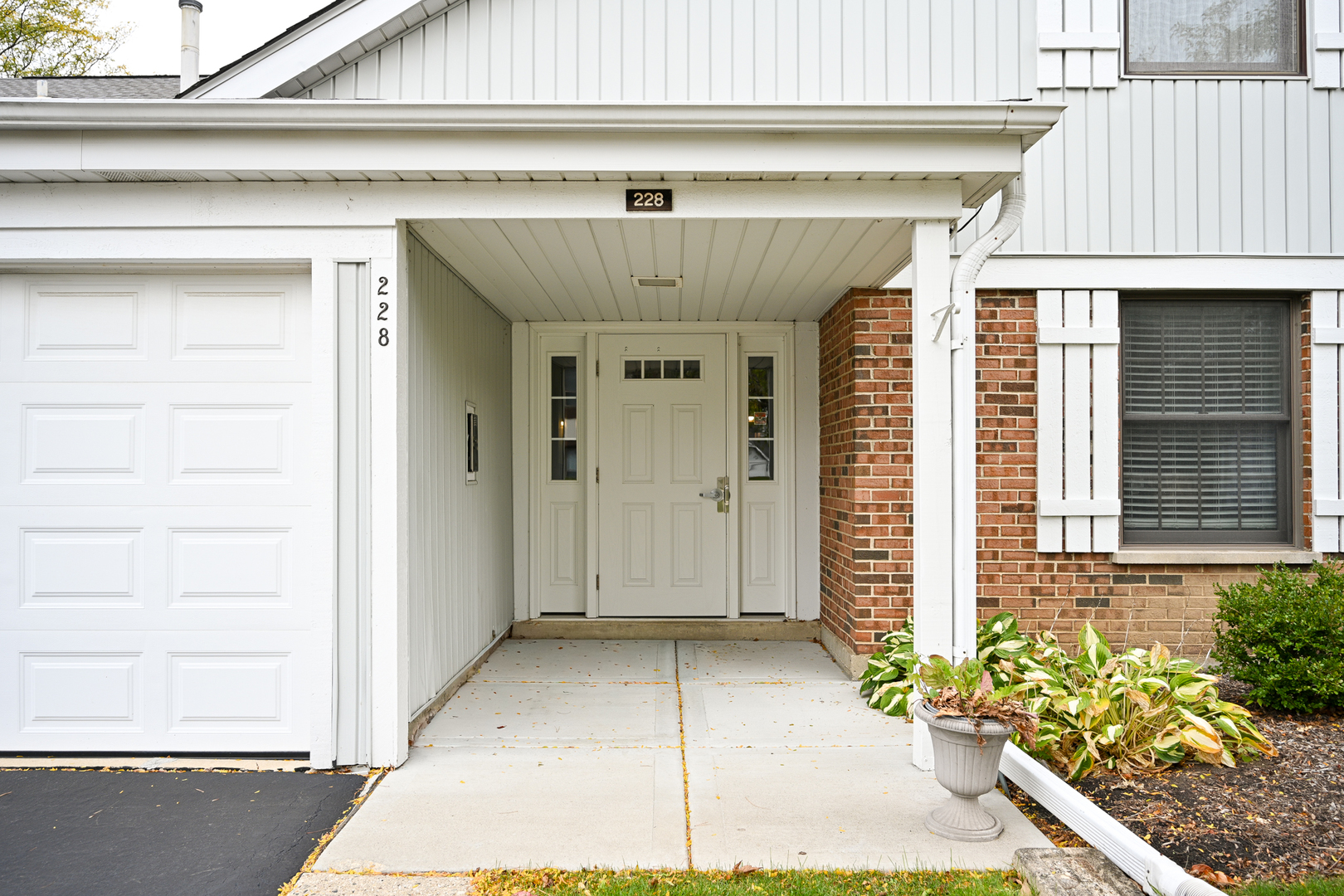228 Arrowwood Court #D1, Schaumburg, IL 60193