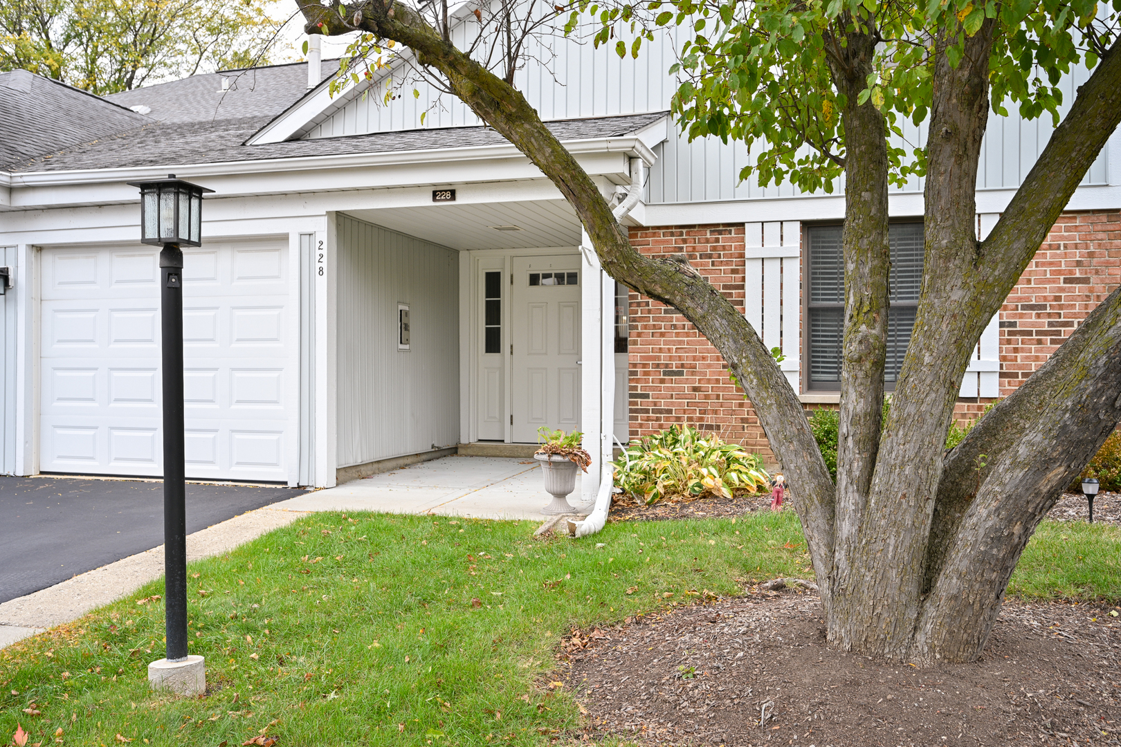 228 Arrowwood Court #D1, Schaumburg, IL 60193