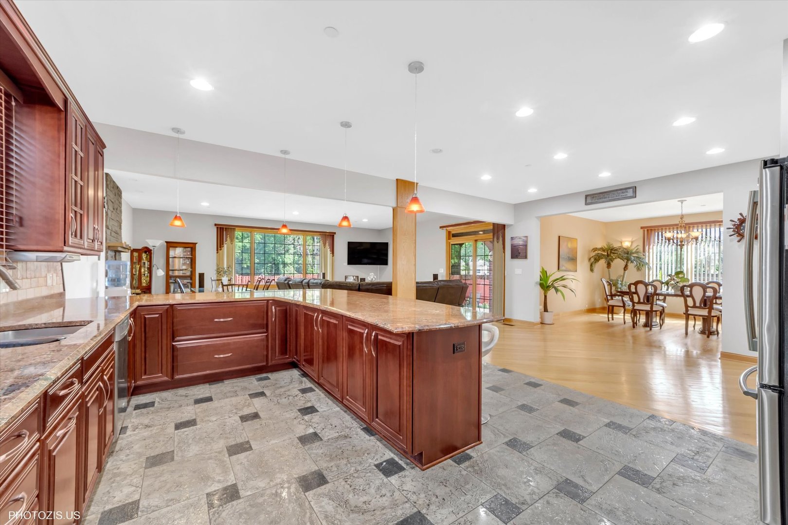 308 Berkshire Lane, Des Plaines, IL 60016