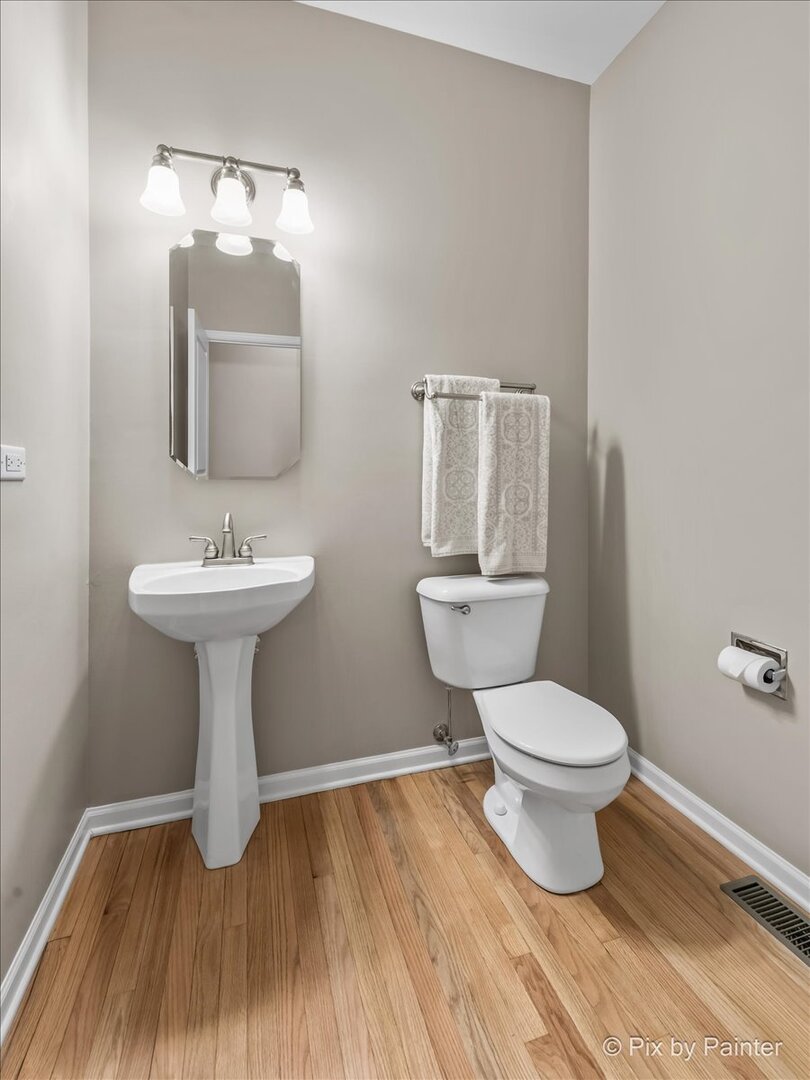 1050 Williamsburg Circle, Grayslake, IL 60030