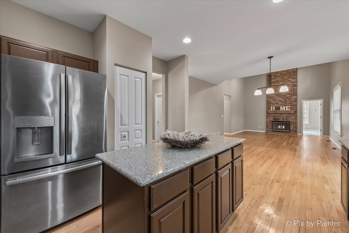 1050 Williamsburg Circle, Grayslake, IL 60030