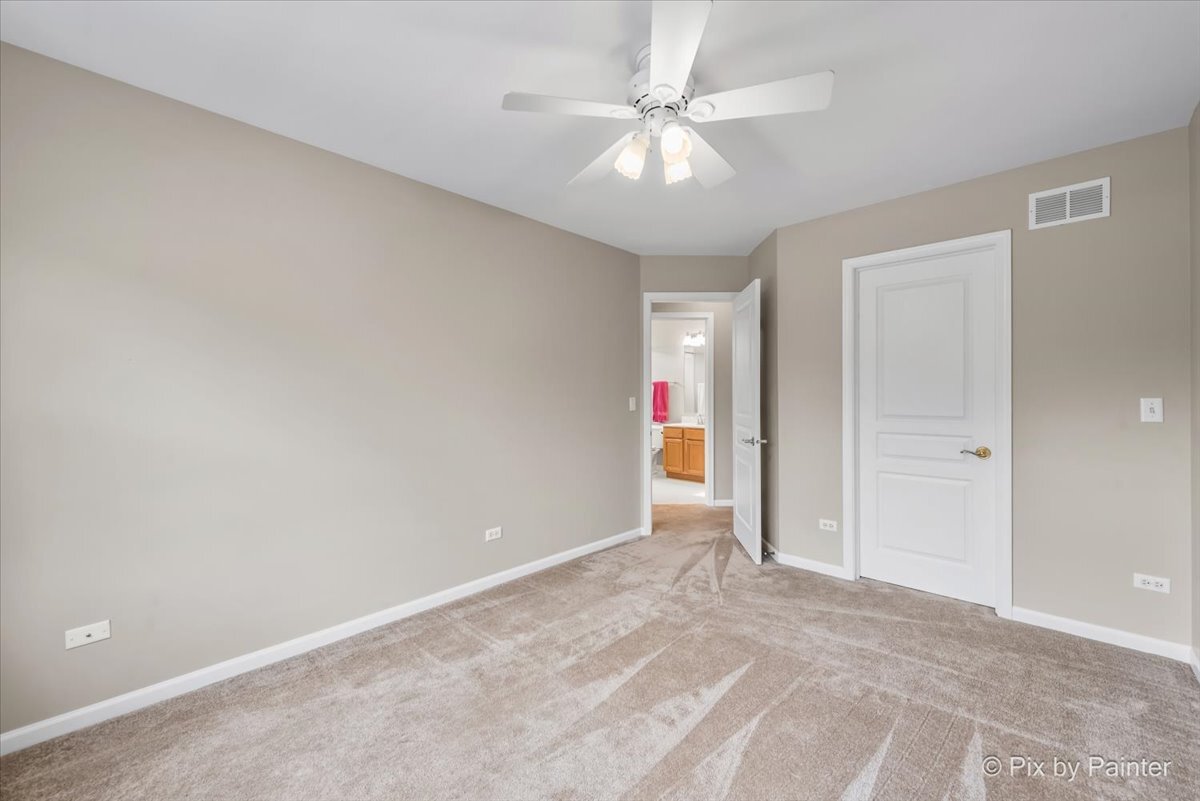 1050 Williamsburg Circle, Grayslake, IL 60030