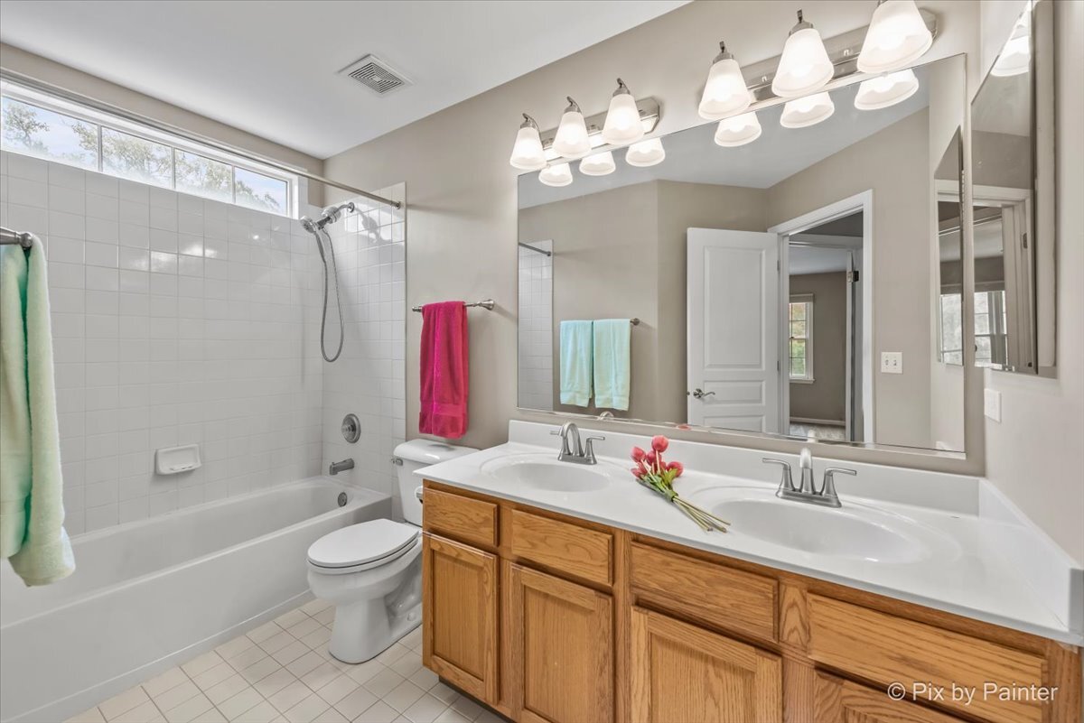 1050 Williamsburg Circle, Grayslake, IL 60030