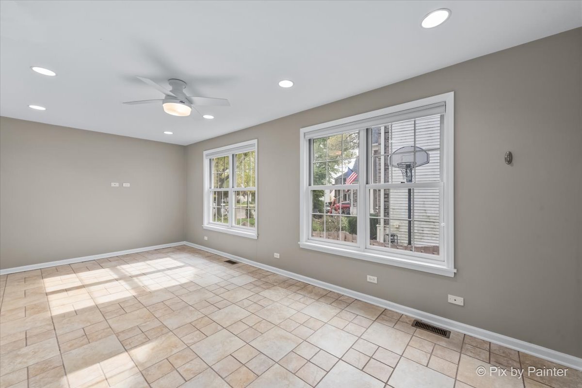 1050 Williamsburg Circle, Grayslake, IL 60030