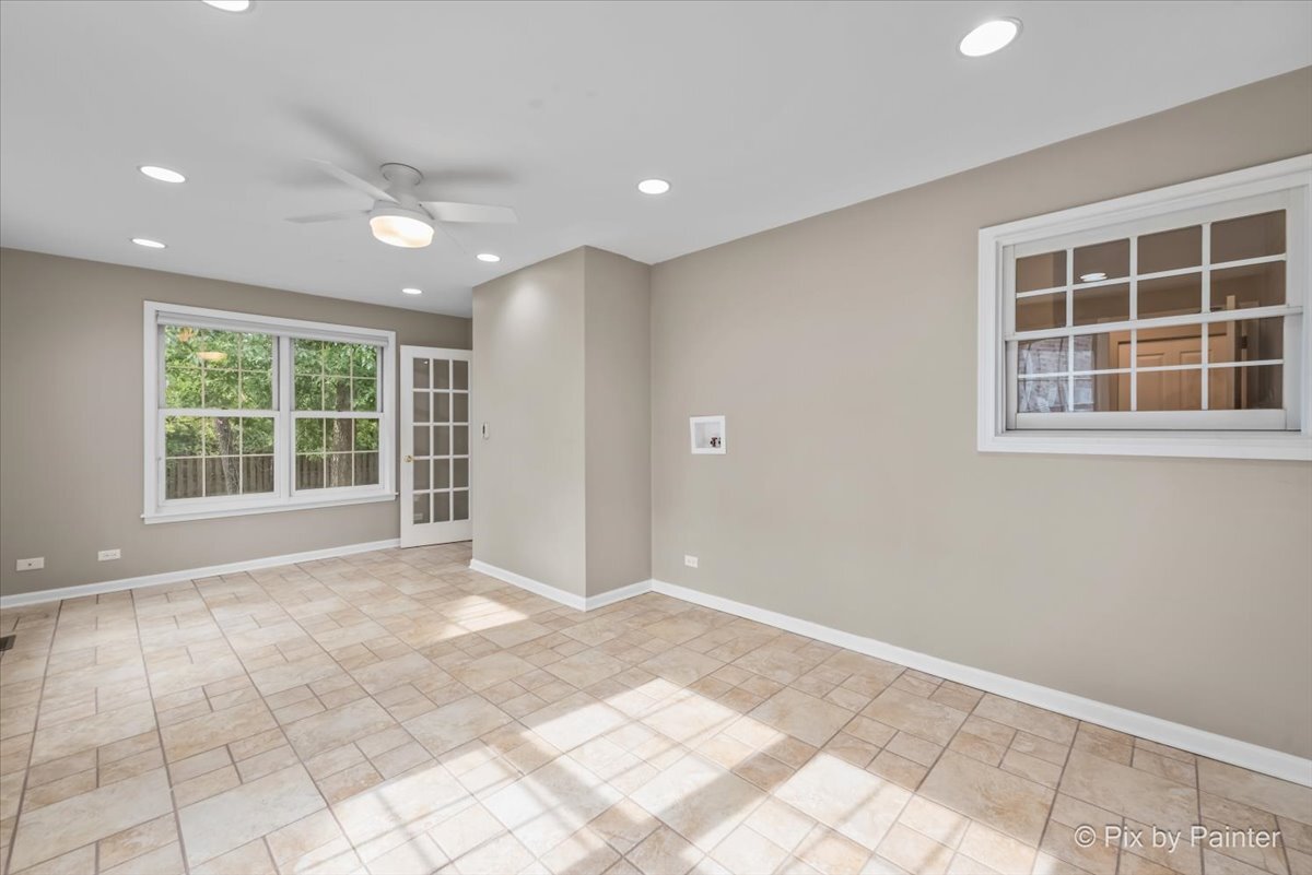 1050 Williamsburg Circle, Grayslake, IL 60030