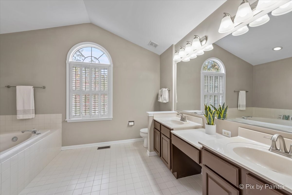 1050 Williamsburg Circle, Grayslake, IL 60030