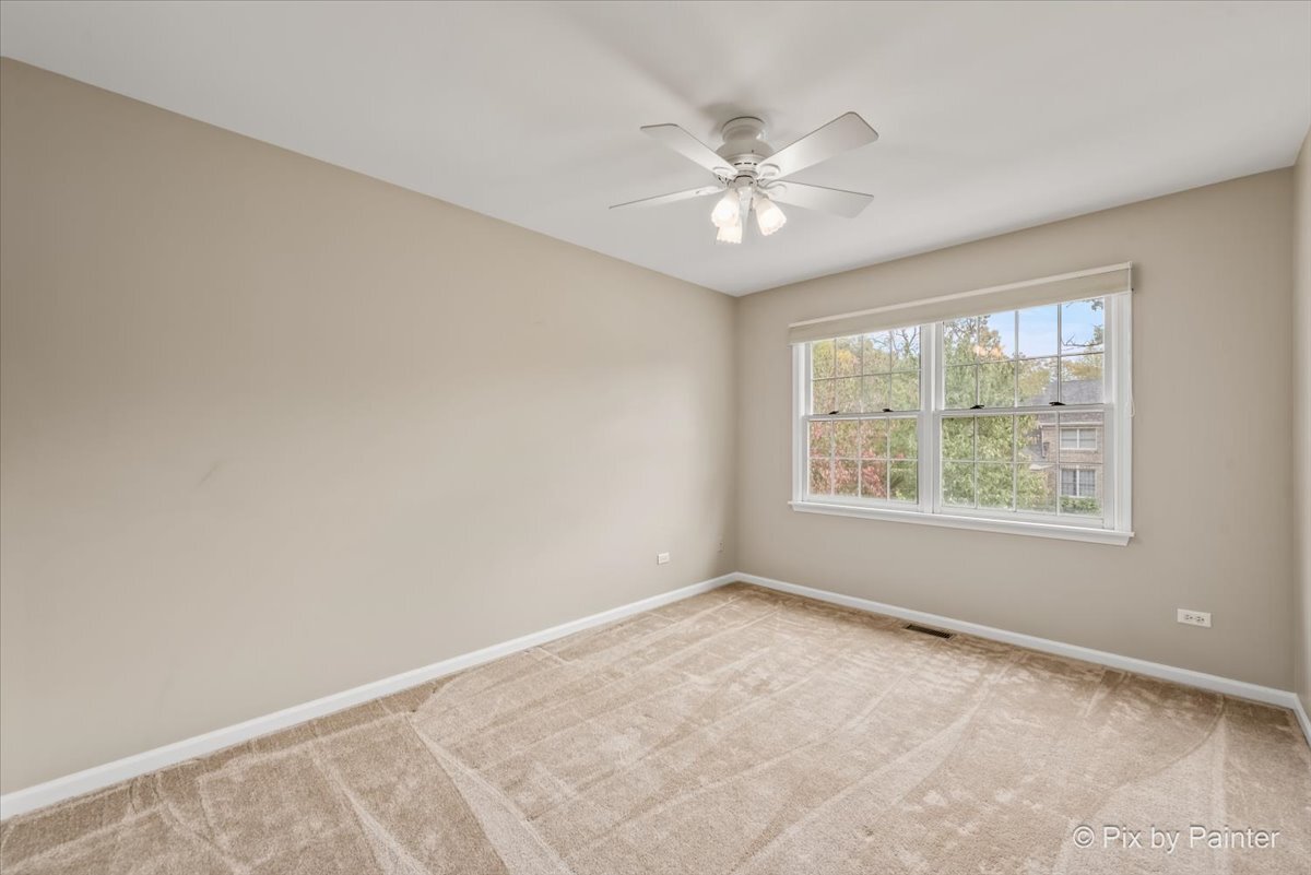 1050 Williamsburg Circle, Grayslake, IL 60030