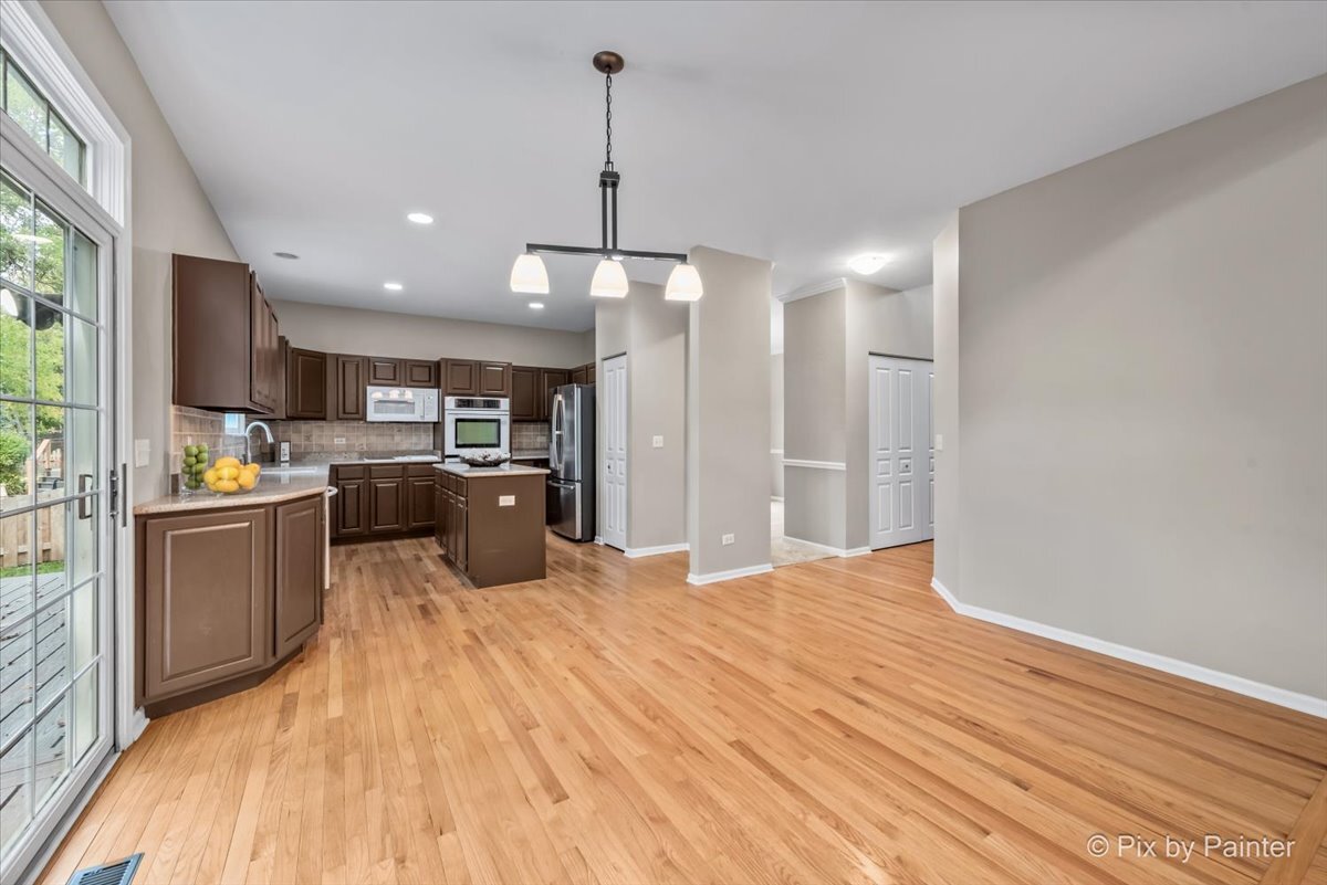 1050 Williamsburg Circle, Grayslake, IL 60030