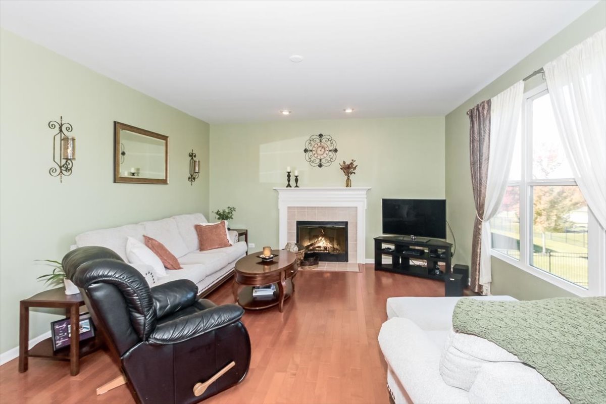 1284 Olive Lane, Hampshire, IL 60140