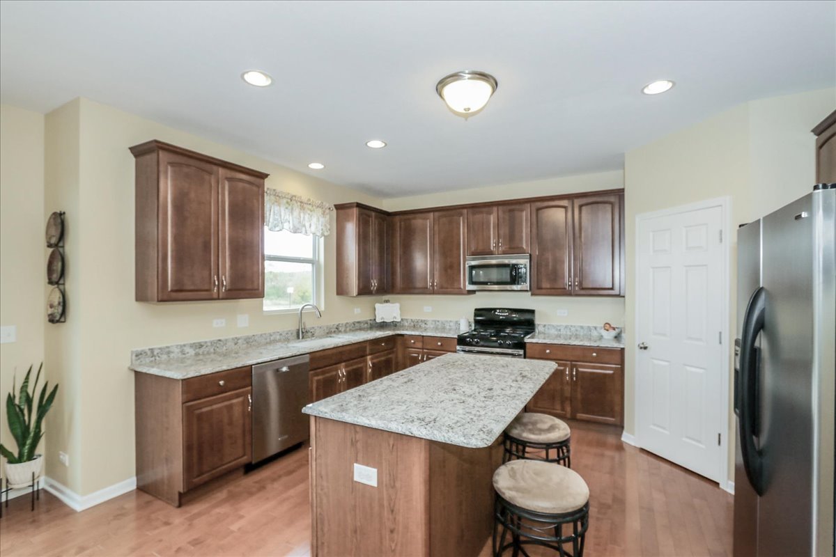 1284 Olive Lane, Hampshire, IL 60140