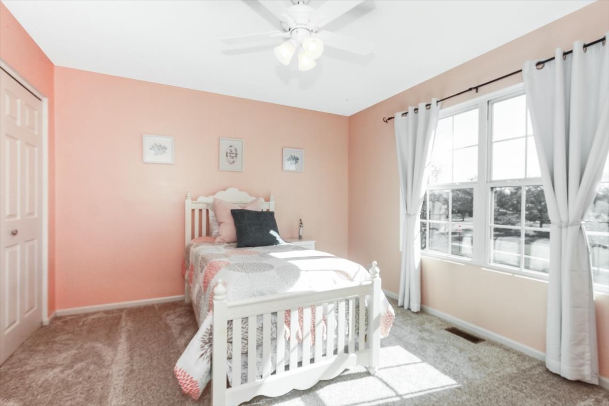 1284 Olive Lane, Hampshire, IL 60140