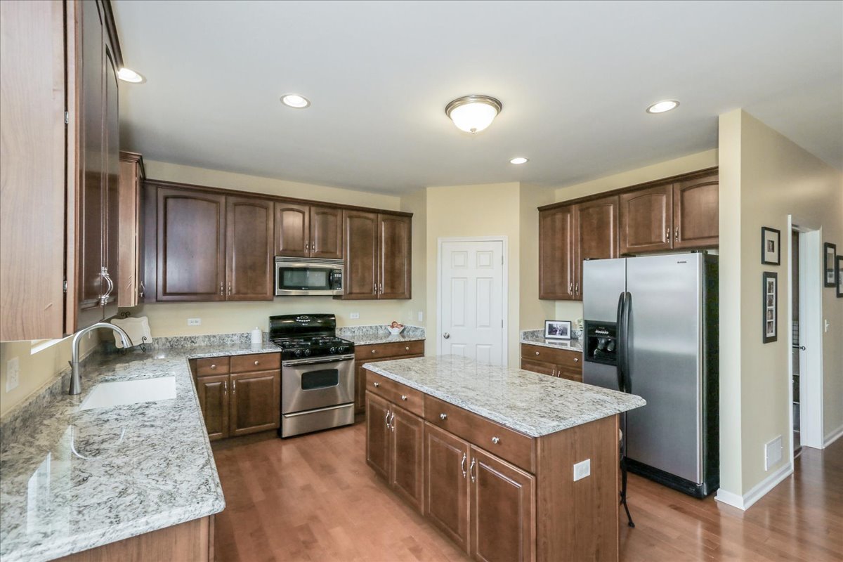 1284 Olive Lane, Hampshire, IL 60140