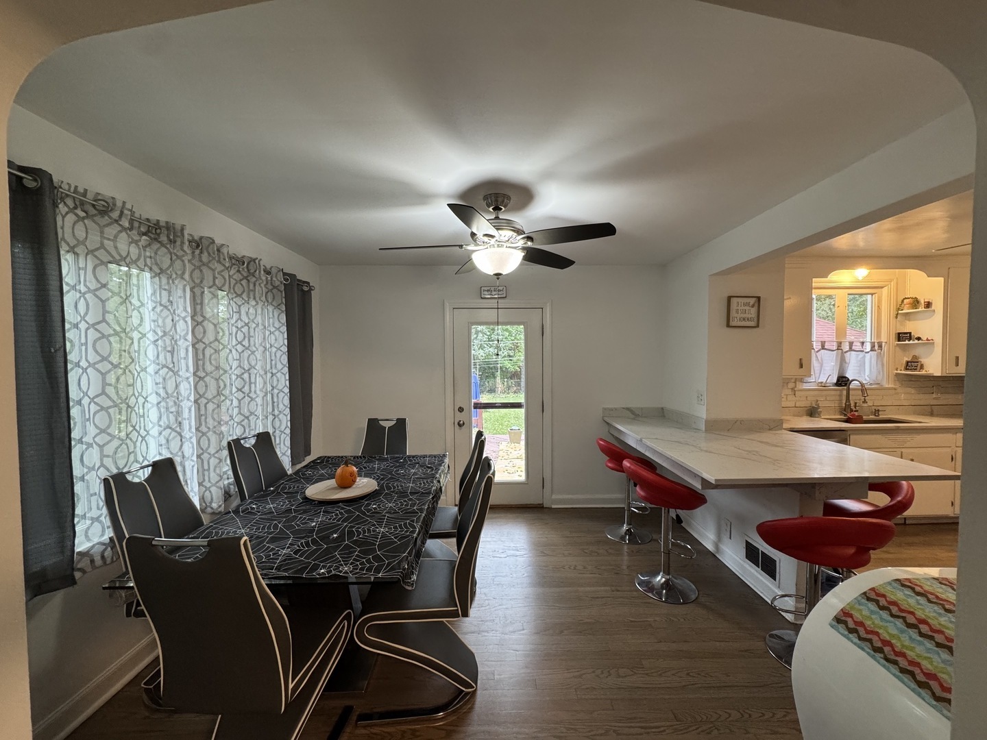 300 S Cumberland Parkway, Des Plaines, IL 60016