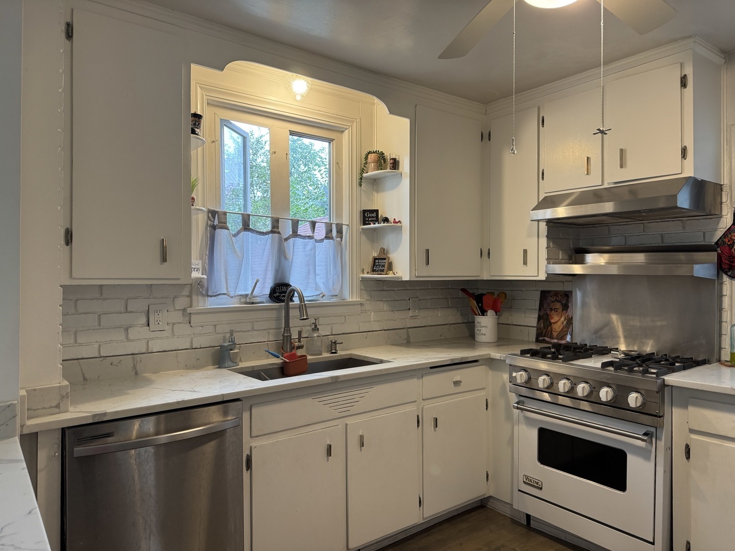 300 S Cumberland Parkway, Des Plaines, IL 60016