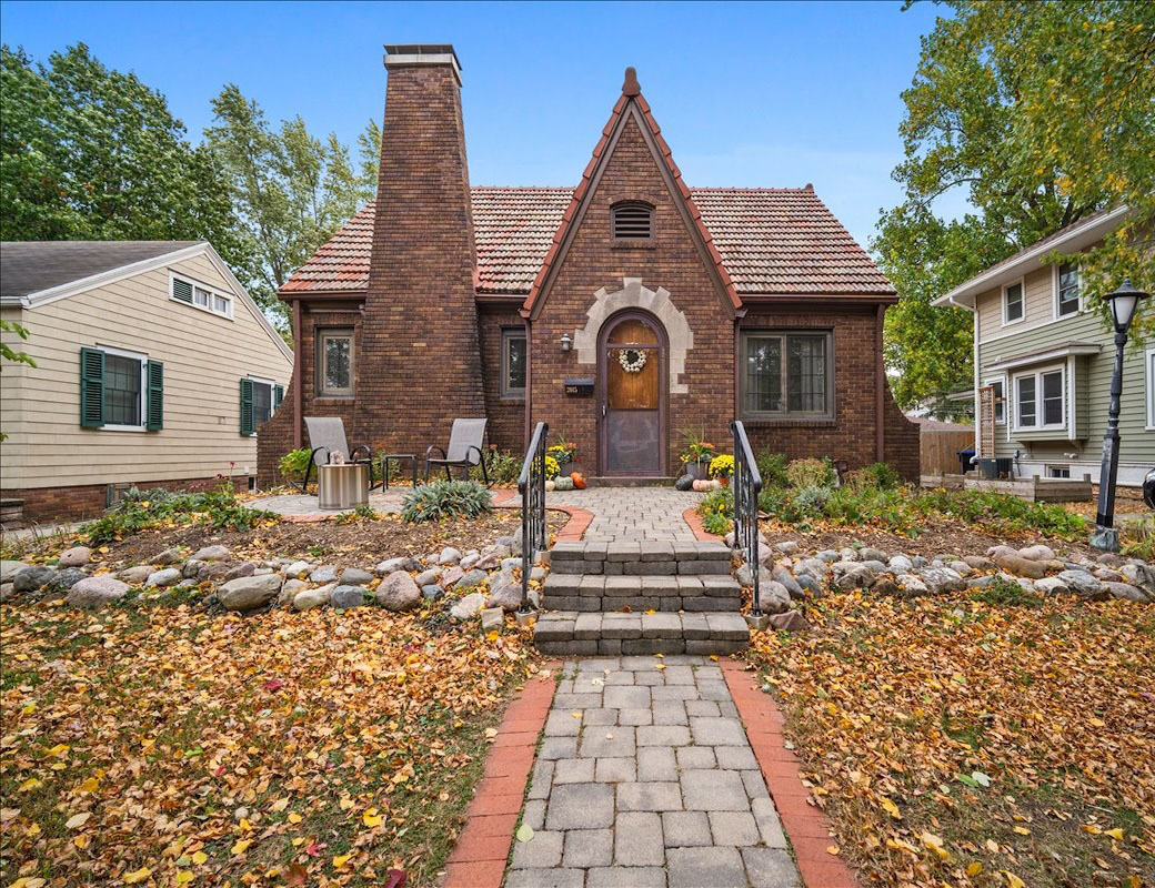 2015 E Taylor Street, Bloomington, IL 61701