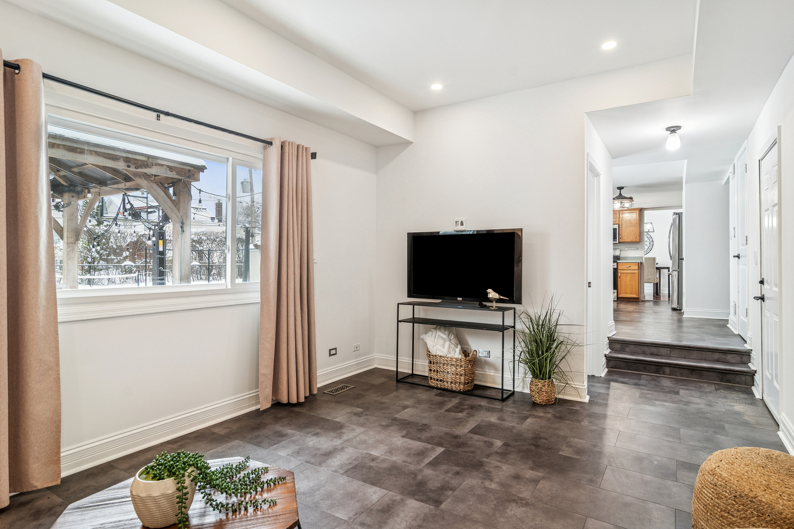 2528 N Walnut Avenue, Arlington Heights, IL 60004