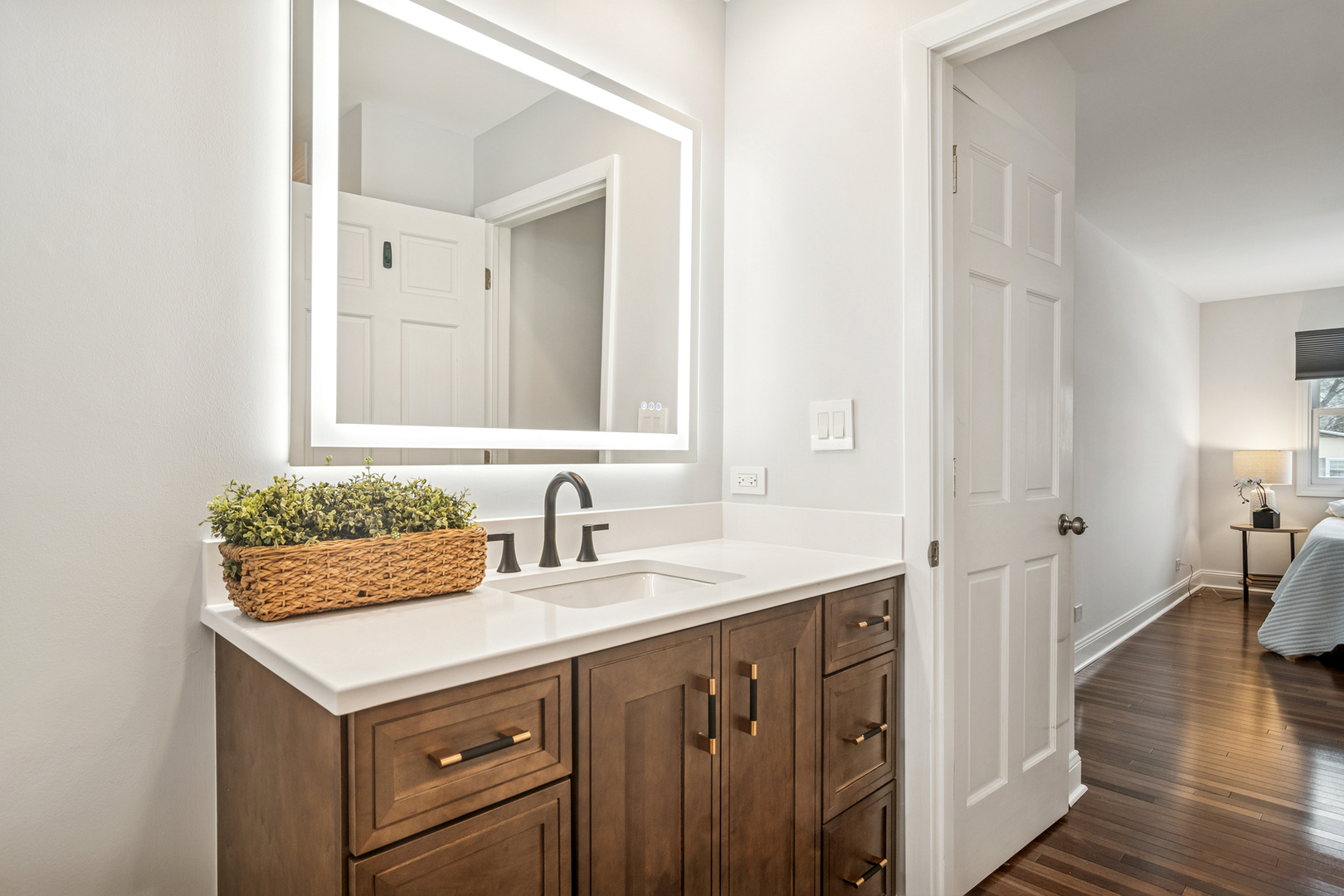 2528 N Walnut Avenue, Arlington Heights, IL 60004