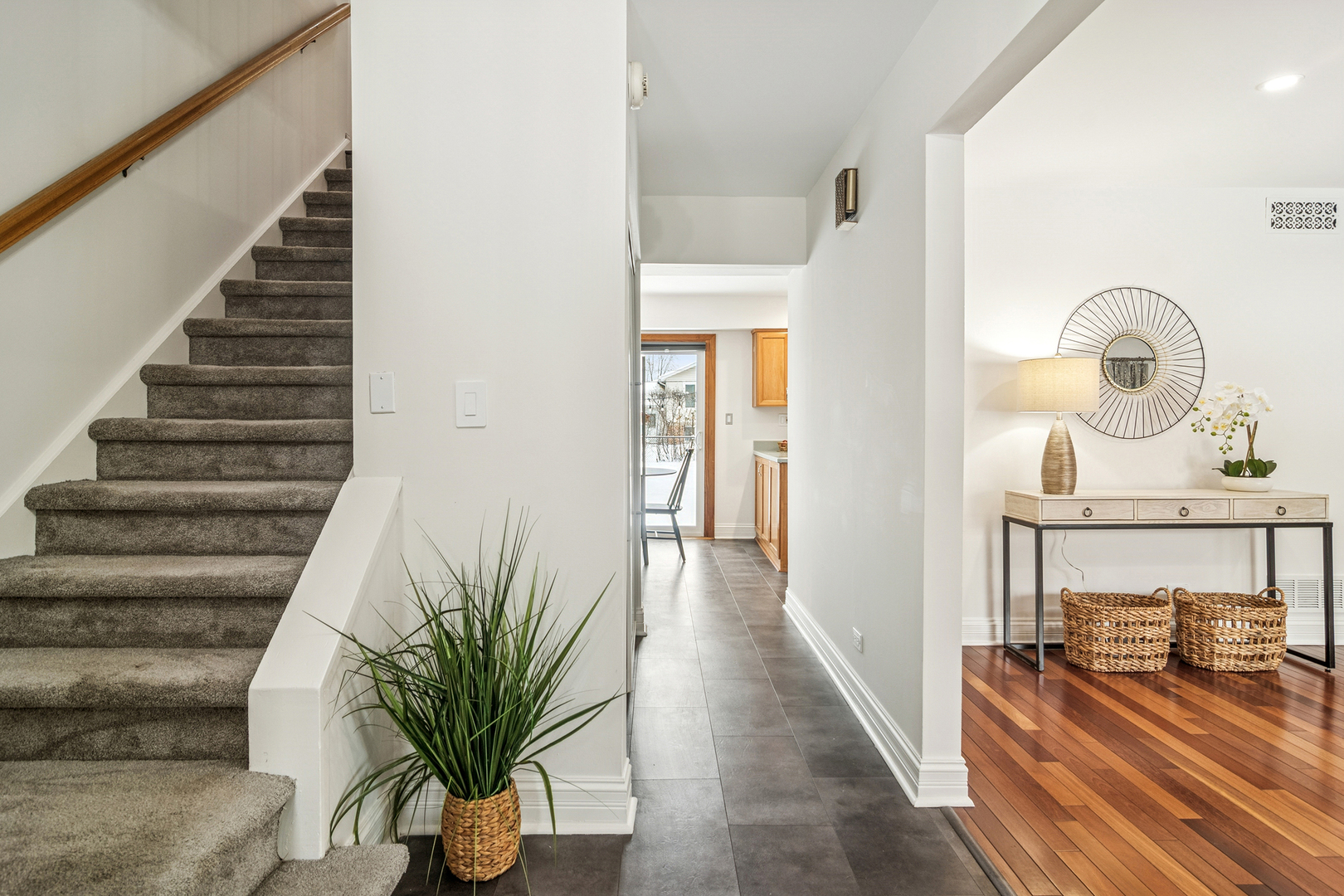 2528 N Walnut Avenue, Arlington Heights, IL 60004