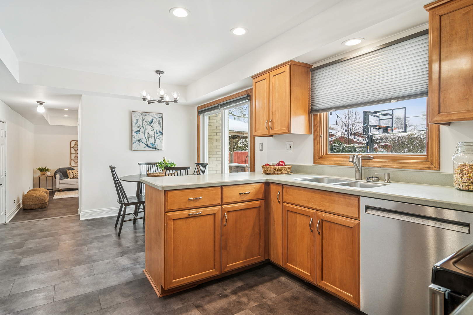 2528 N Walnut Avenue, Arlington Heights, IL 60004