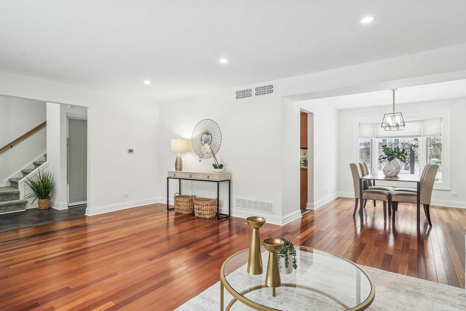 2528 N Walnut Avenue, Arlington Heights, IL 60004