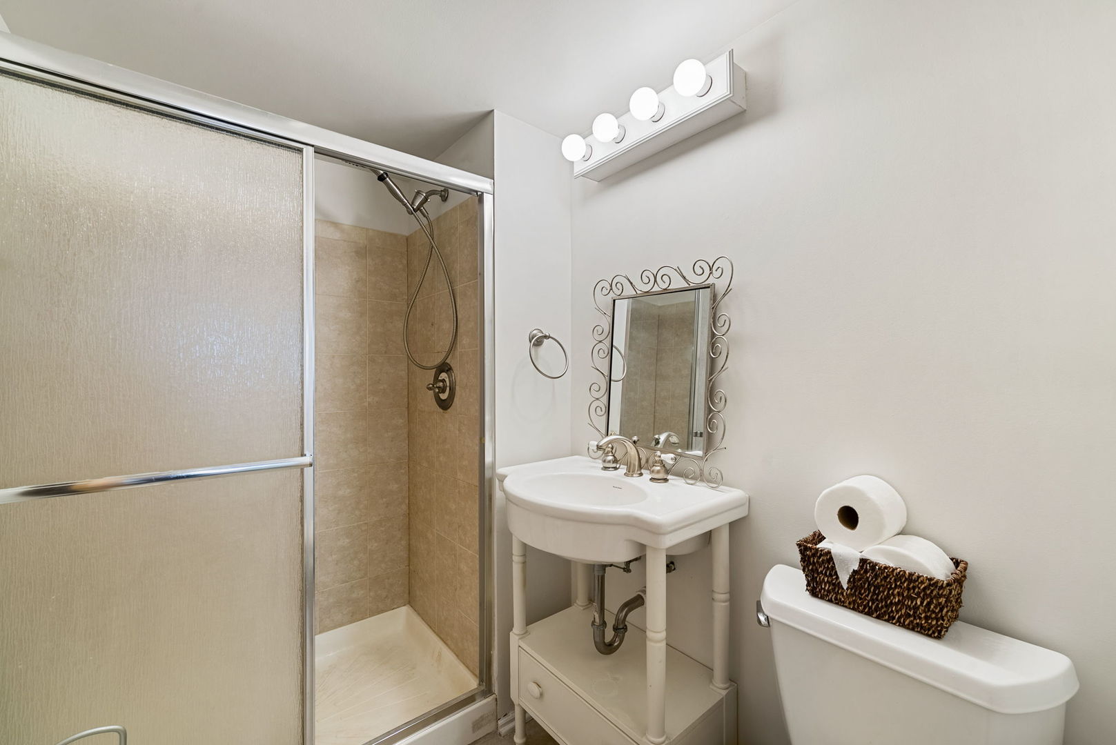 5121 W Newport Avenue, Chicago, IL 60641