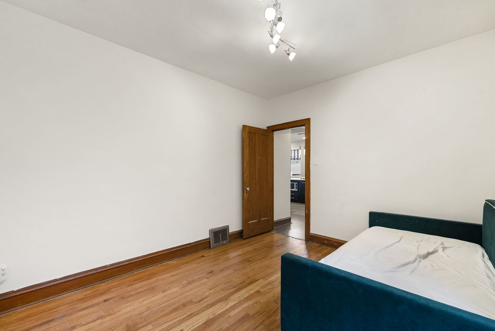 5121 W Newport Avenue, Chicago, IL 60641