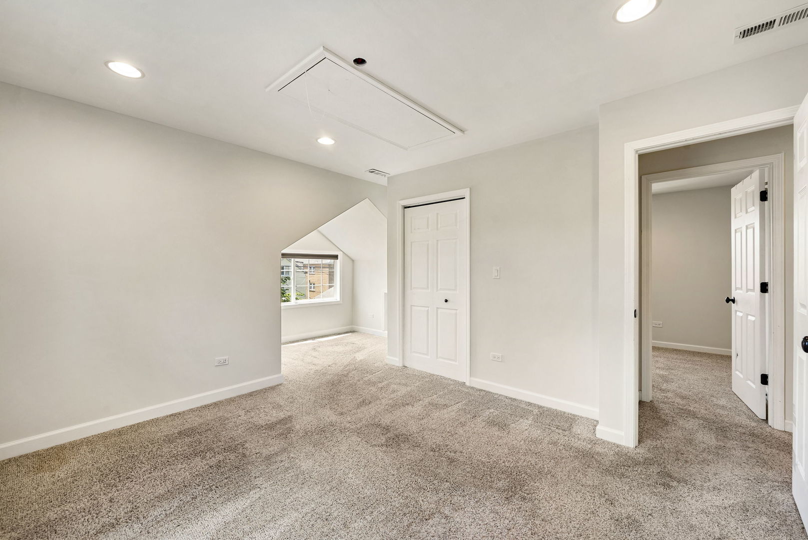 5121 W Newport Avenue, Chicago, IL 60641