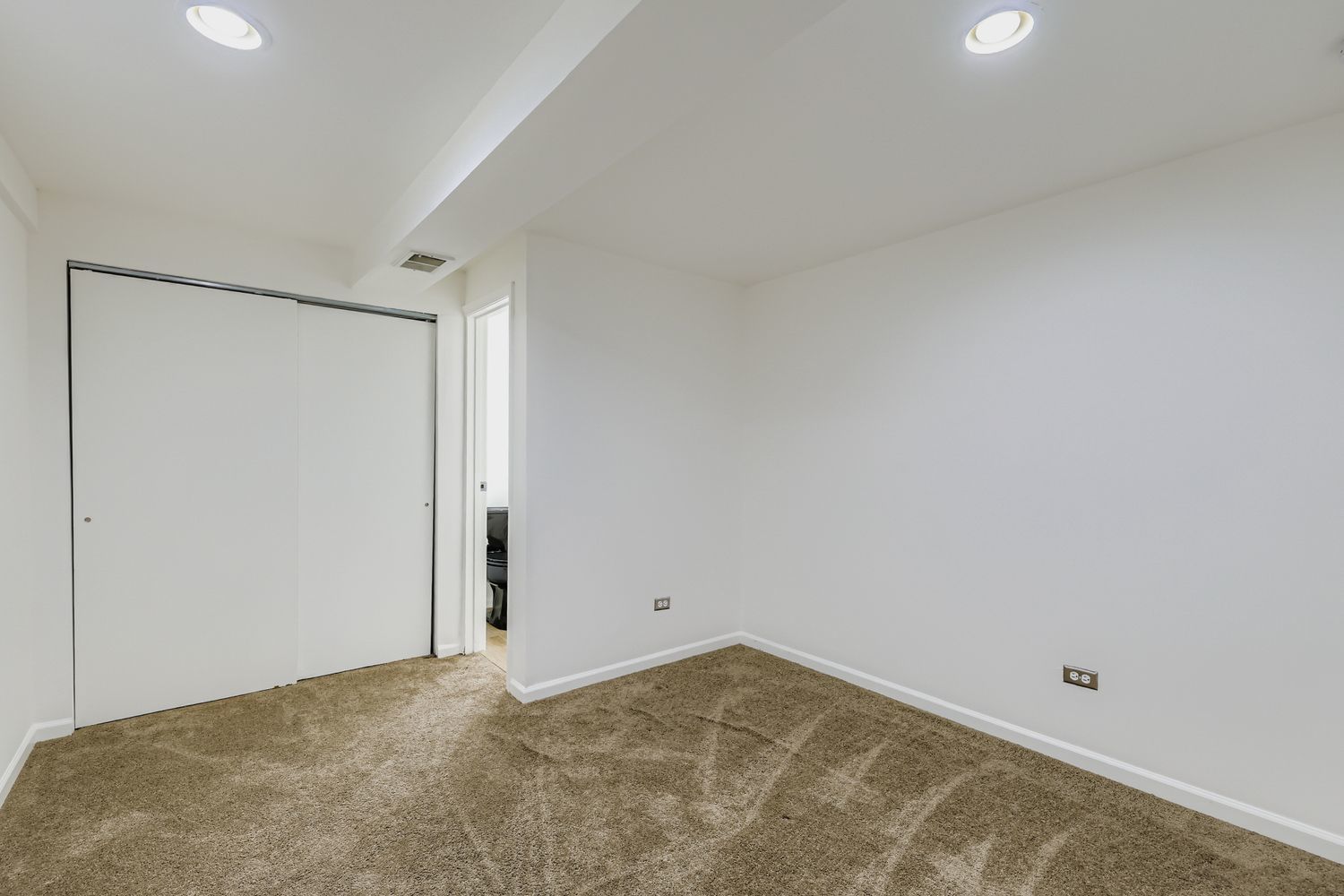 2630 Woodview Court, Waukegan, IL 60087