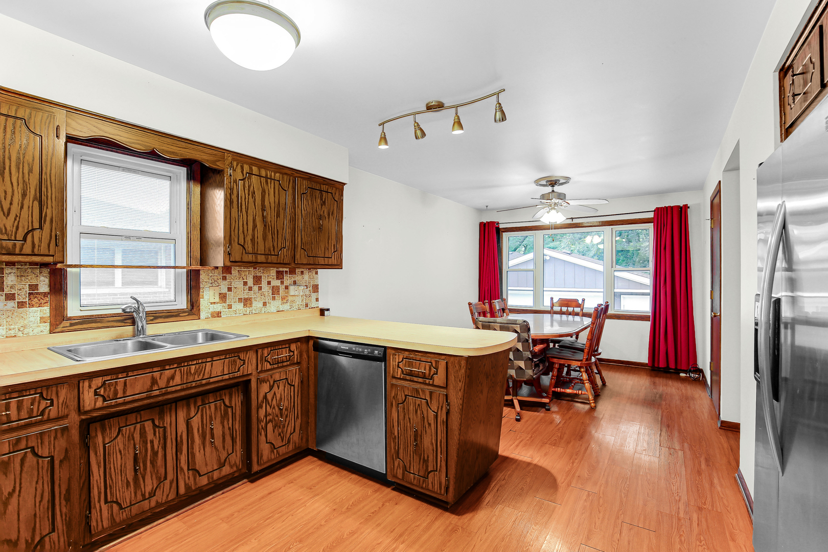 9221 Raymond Avenue, Oak Lawn, IL 60453