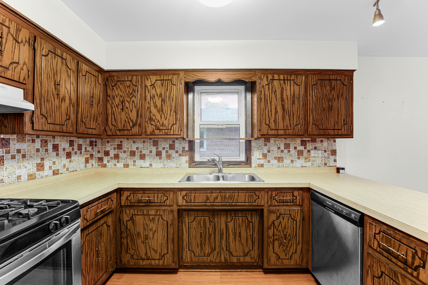 9221 Raymond Avenue, Oak Lawn, IL 60453