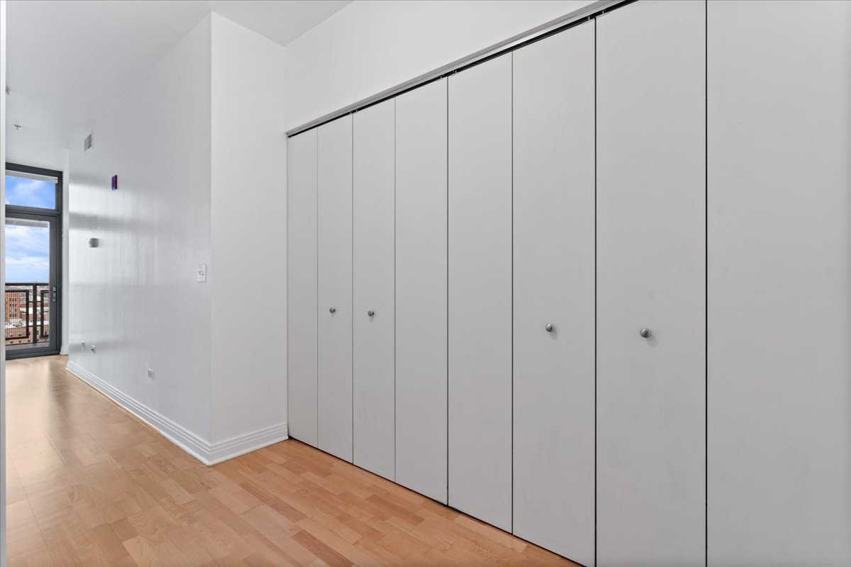 565 W Quincy Street #1216, Chicago, IL 60661