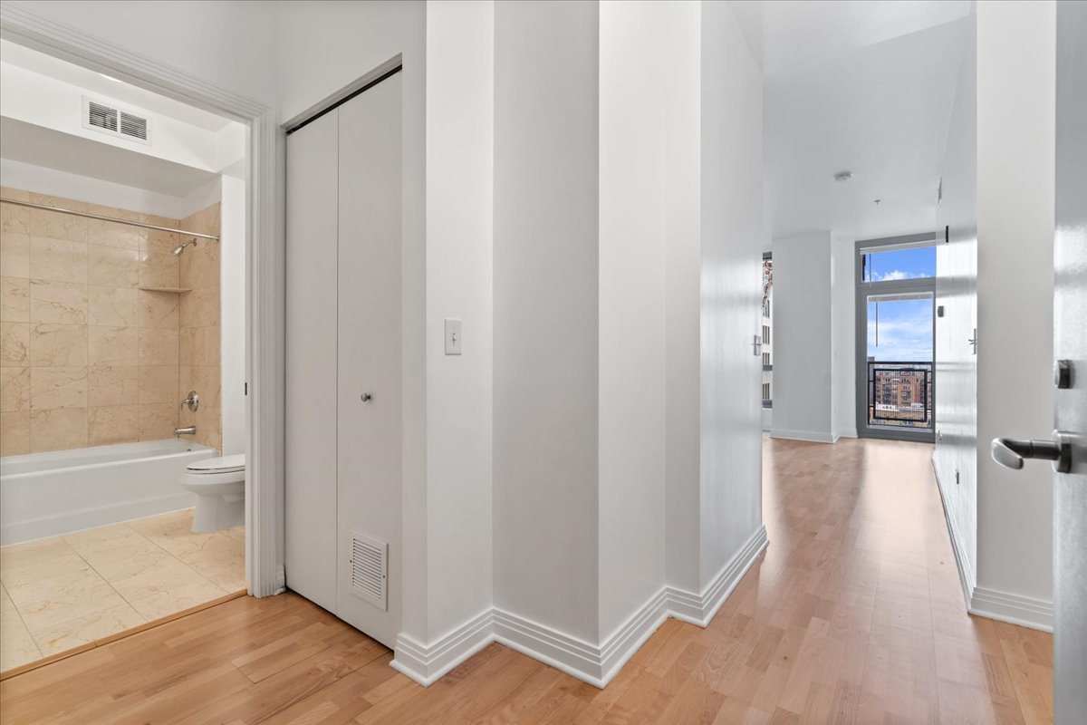 565 W Quincy Street #1216, Chicago, IL 60661