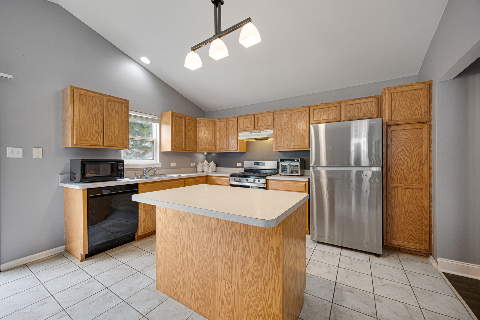 1014 Edinburgh Court, Joliet, IL 60431