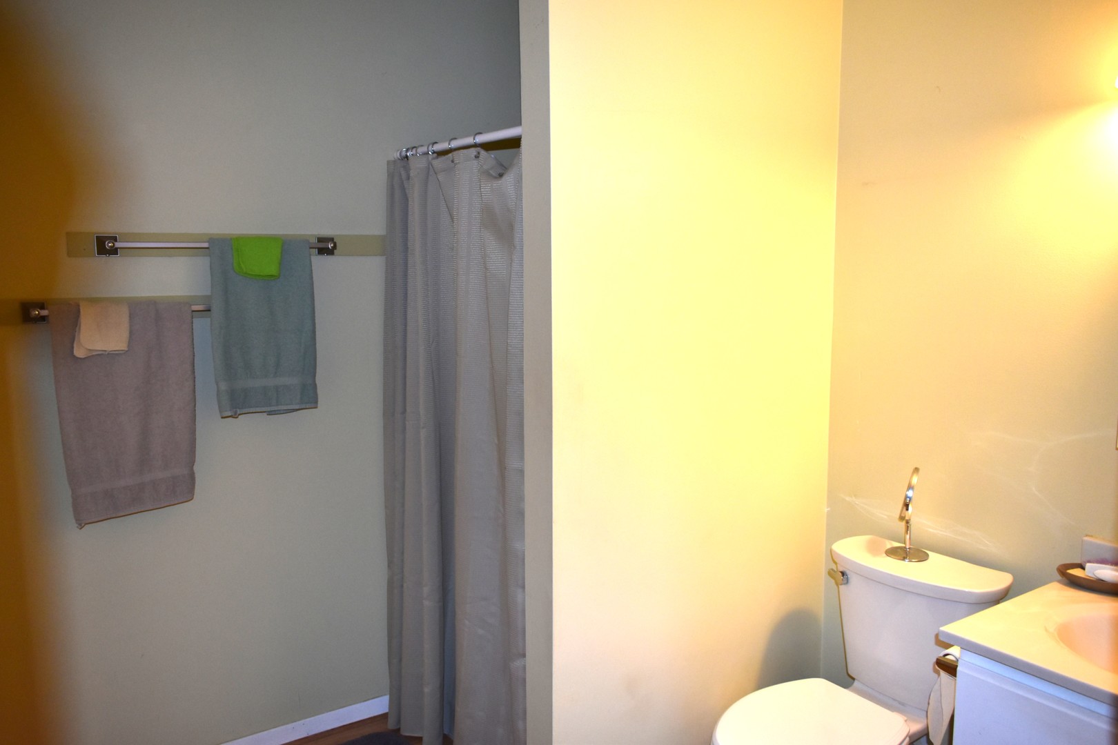 1316 S Hinshaw Avenue, Bloomington, IL 61701