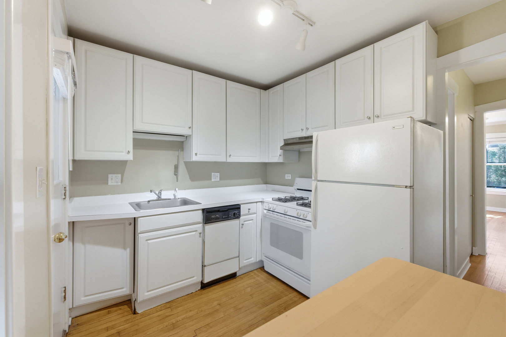 1014 W Barry Avenue #1, Chicago, IL 60657