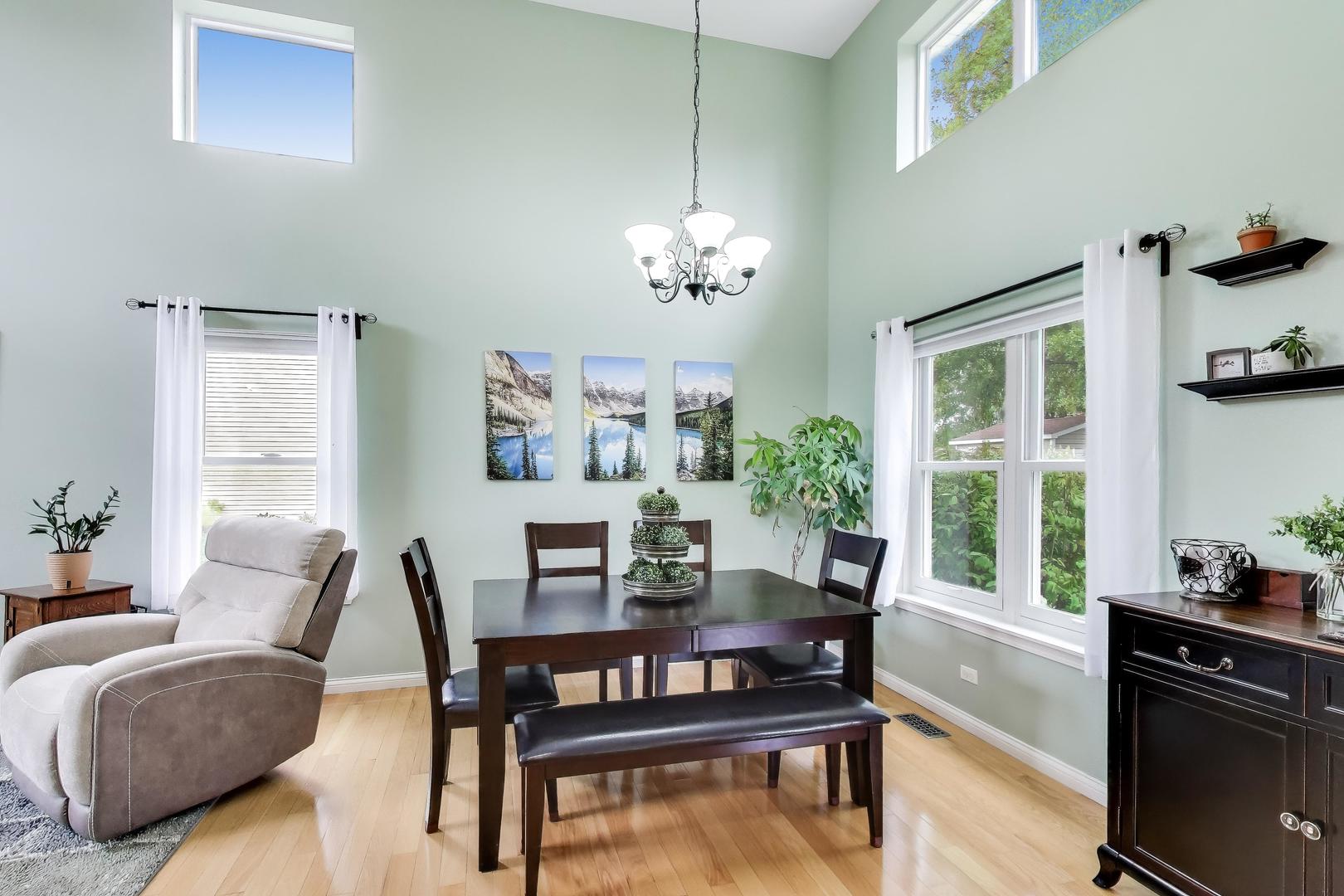 470 Country Place, Lindenhurst, IL 60046