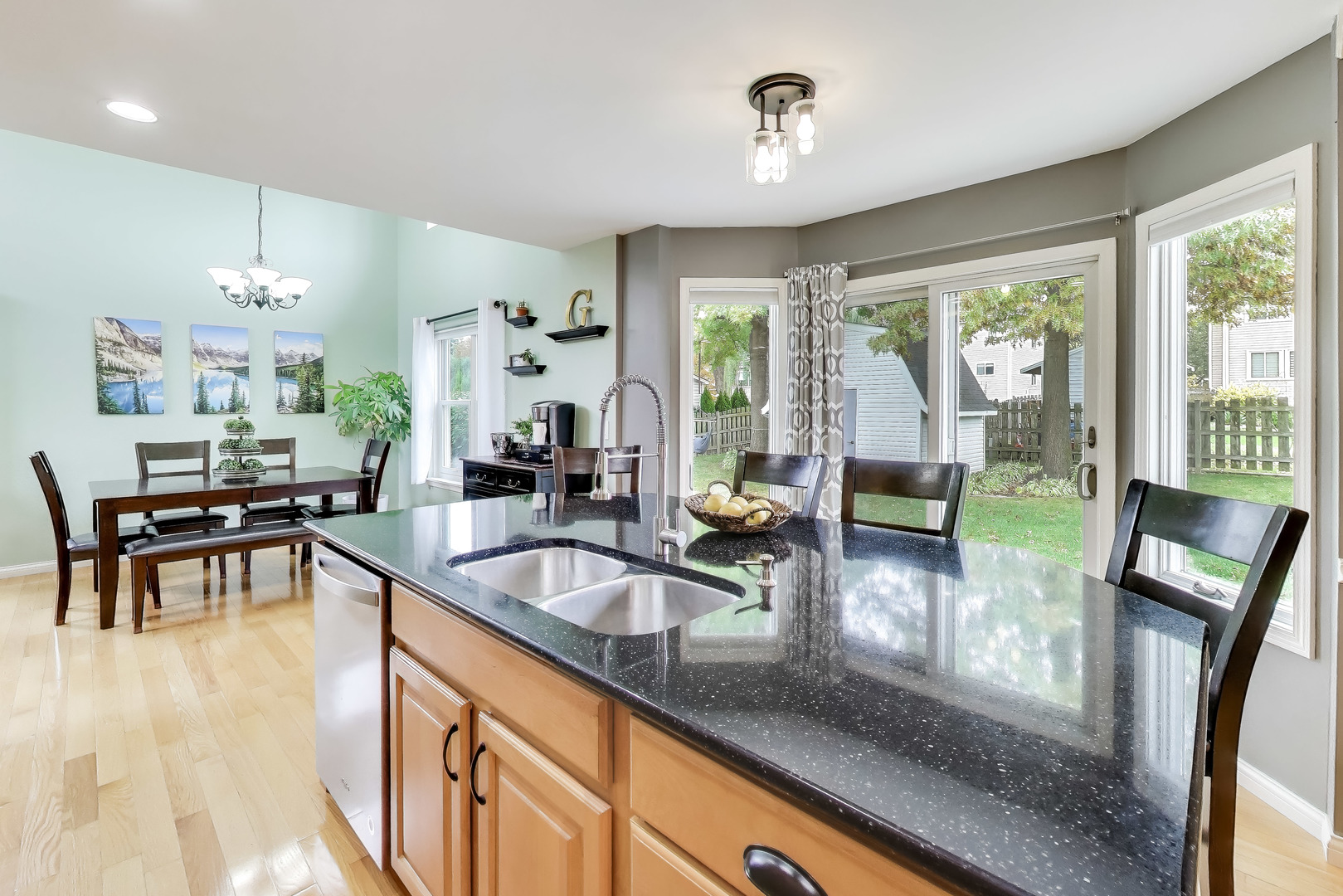 470 Country Place, Lindenhurst, IL 60046