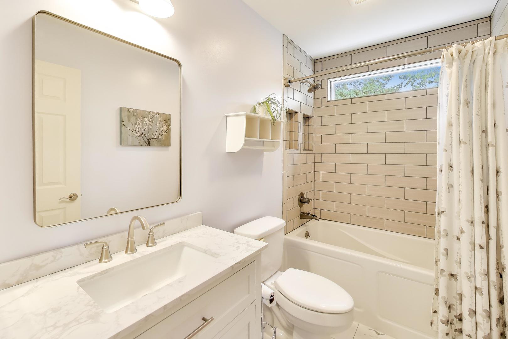 470 Country Place, Lindenhurst, IL 60046