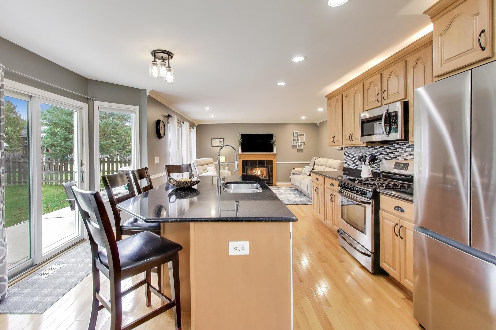 470 Country Place, Lindenhurst, IL 60046