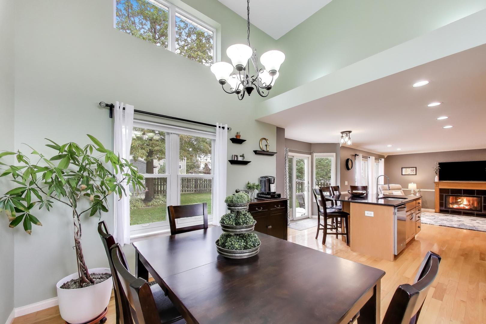 470 Country Place, Lindenhurst, IL 60046