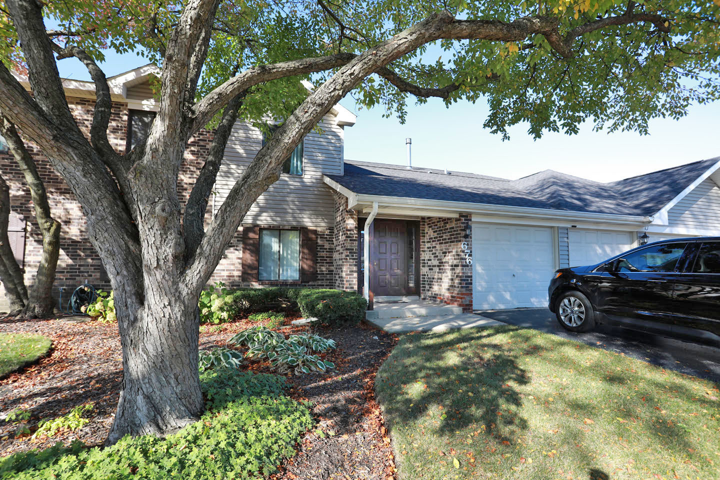676 W Cross Creek Drive #B2, Roselle, IL 60172