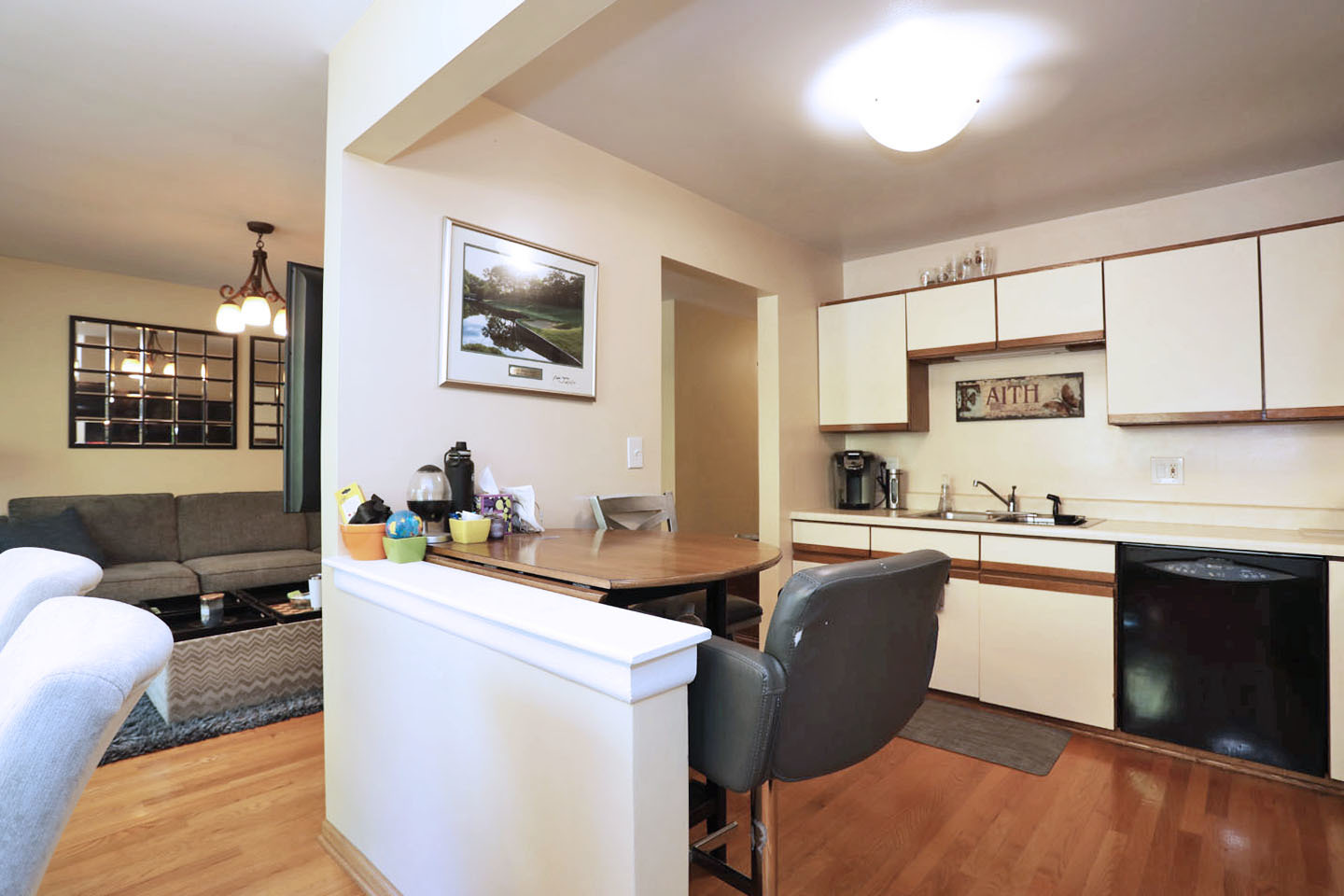 676 W Cross Creek Drive #B2, Roselle, IL 60172