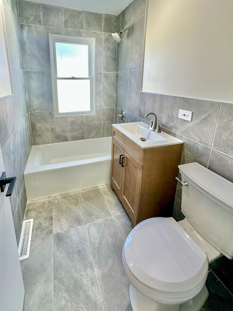 8150 W WINNEMAC Avenue, Norridge, IL 60706